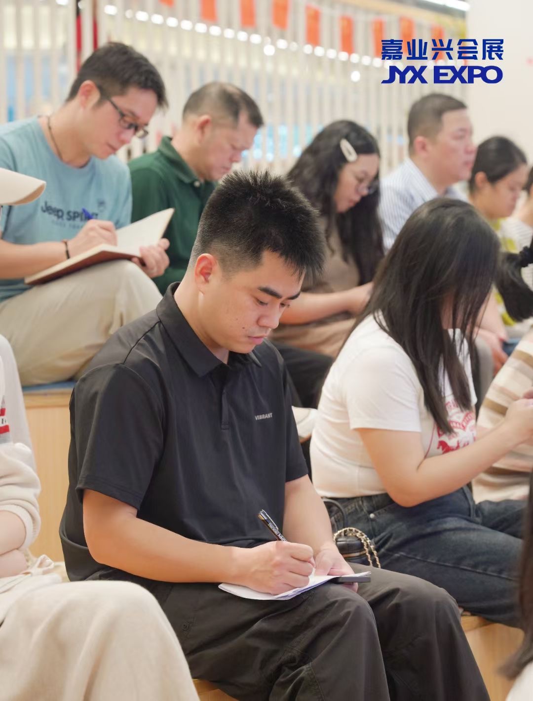 1731491317127295.jpg 现场观众1.jpg